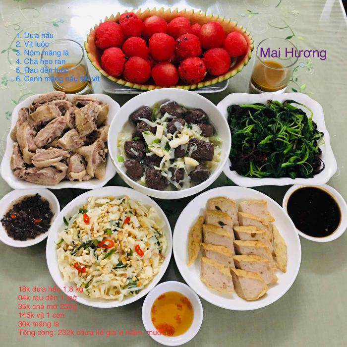 Bữa cơm gồm: Dưa hấu, vịt luộc, nộm măng lá, chả heo rán, rau dền luộc, canh măng tiết vịt. Giá 232.000đ