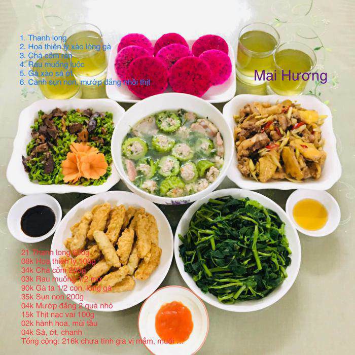 Mâm cơm gồm: Thanh long, hoa thiên lý xào lòng gà, chả cốm rán, rau muống luộc, gà xào sả ớt, canh sụn non mướp đắng nhồi thịt. Giá 216.000đ