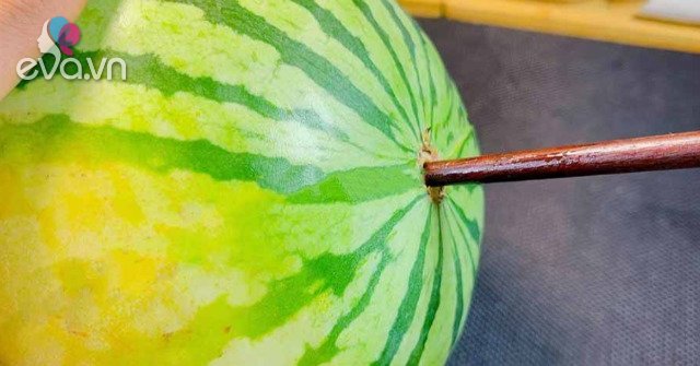 View - Cắm 1 chiếc đũa vào quả dưa hấu không ngờ lại có tác dụng thần kỳ như thế, tiếc là ít người biết