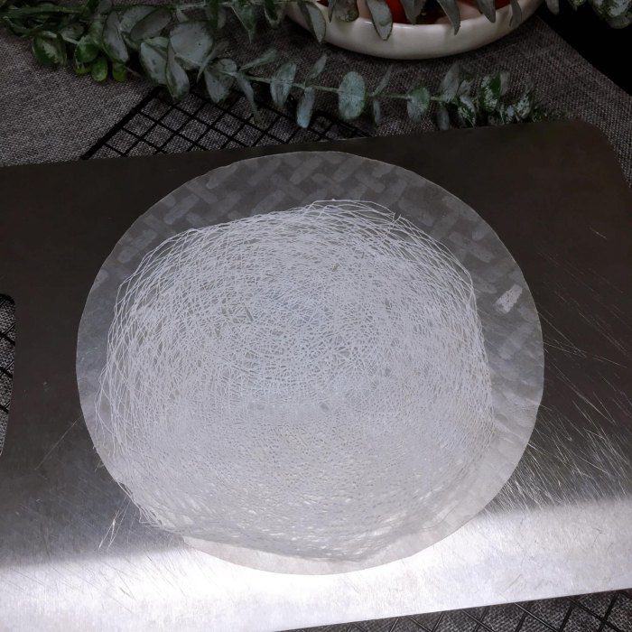 Hoặc 1 cái bánh đa nem thường cùng 1 cái nem rế