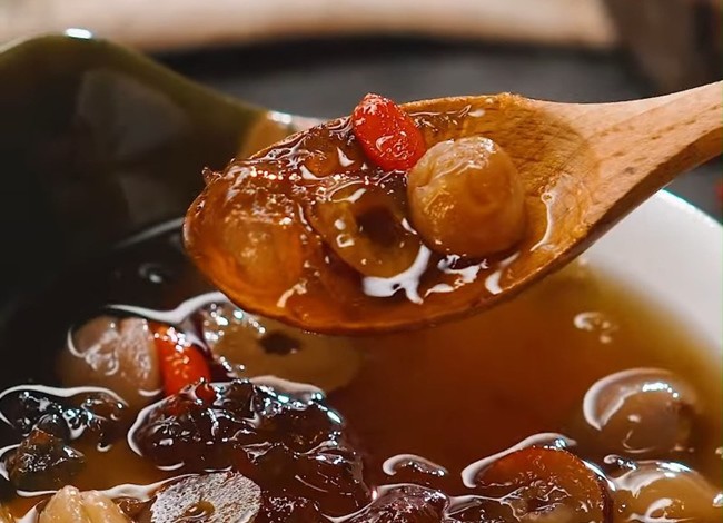 Hoàn thành món chè dưỡng nhan đơn giản tại nhà.