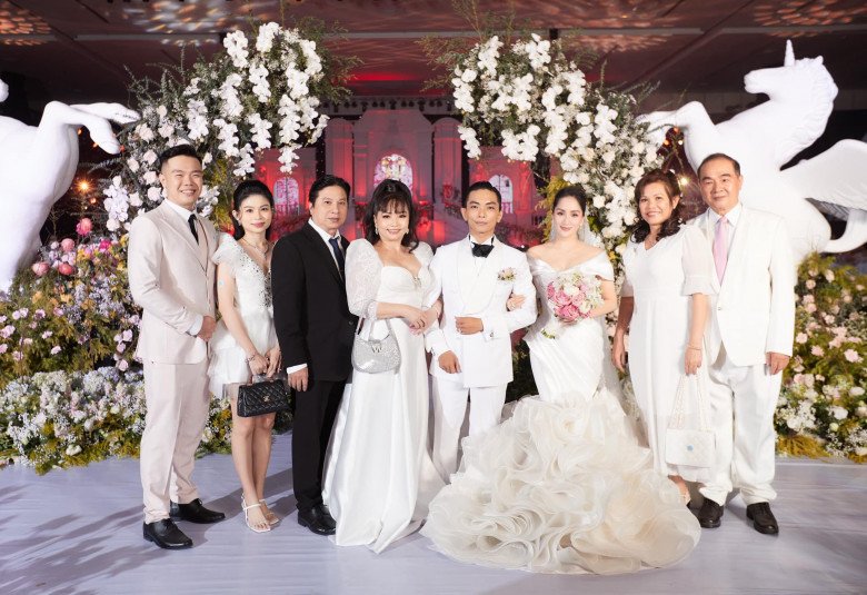 Bố mẹ ruột Phan Hiển trong đám cưới của con trai.
