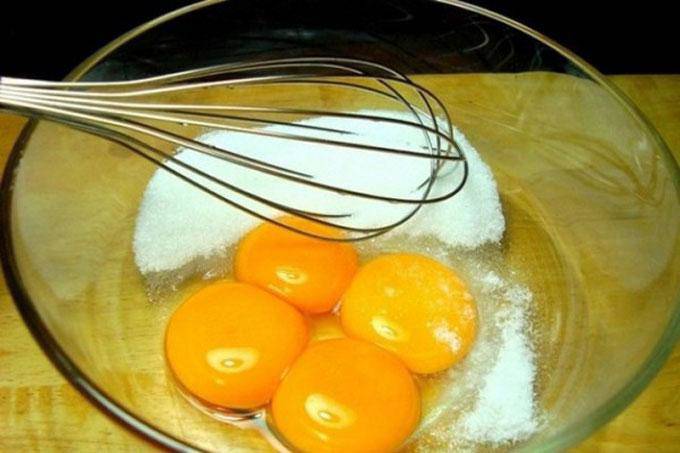 Đánh đều trứng với đường
