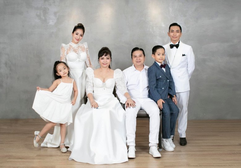 Hình ảnh đại gia đình trong ngày sinh nhật của mẹ nam vũ công hồi tháng 3 vừa qua.