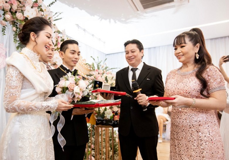 Trong tiệc cưới hồi cuối năm 2022, cô dâu Khánh Thi được bố mẹ chồng tặng sính lễ khủng.