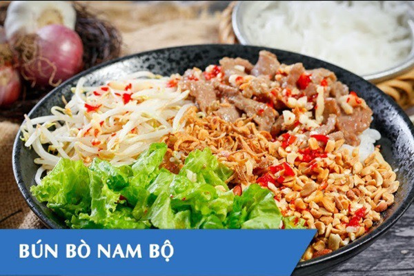 Hình ảnh tô bún bò Nam Bộ rất hấp dẫn sau khi làm xong