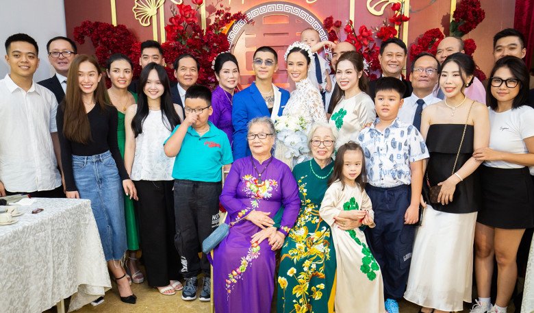 View - Khoác tay Cường Seven ra xe hoa, Vũ Ngọc Anh khóc sướt mướt, ôm chặt mẹ ruột không rời