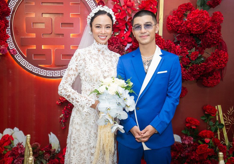 View - Khoác tay Cường Seven ra xe hoa, Vũ Ngọc Anh khóc sướt mướt, ôm chặt mẹ ruột không rời