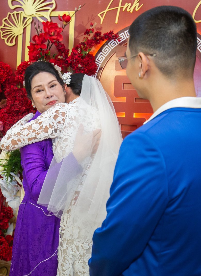 View - Khoác tay Cường Seven ra xe hoa, Vũ Ngọc Anh khóc sướt mướt, ôm chặt mẹ ruột không rời