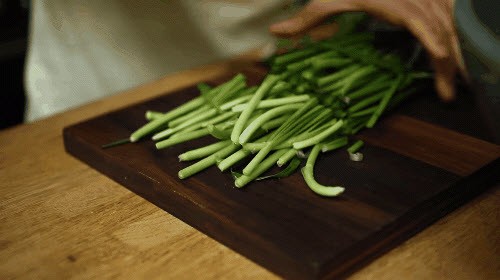 Làm kim chi lá hẹ siêu nhanh, ăn ngay sau khi muối - 1