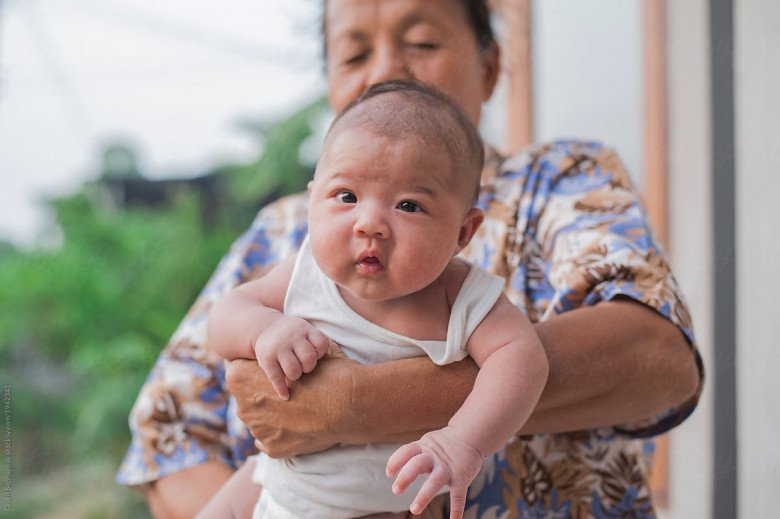 Mẹ chồng ngày ngày bưng bát cháo nóng bỏng tay giữa mùa hè cho cháu ăn, khuấy đáy bát lên con dâu òa khóc - 1