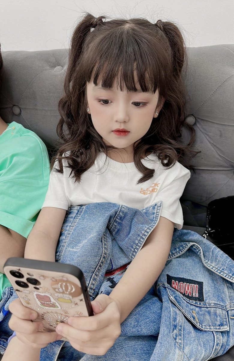 View - Mới sinh được ví chẳng giống ai, bé gái Hà Nội giờ lột xác xinh như mộng, 2 tuổi là sao nhí hot