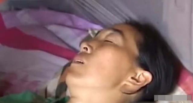 View - Người phụ nữ liệt 16 năm bất ngờ tự đi được sau khi chồng đi làm xa, cháu gái phát hiện sự thật sốc