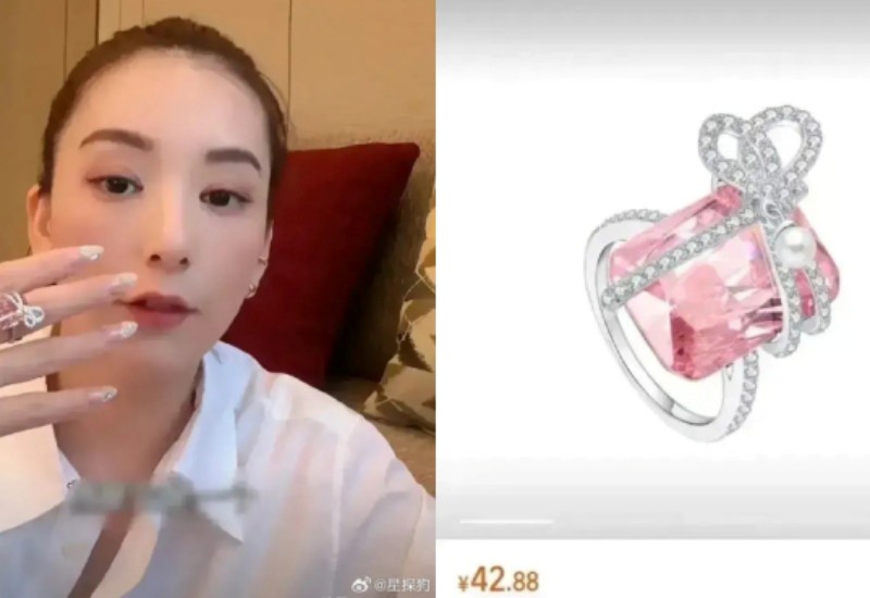 Mới đây, người mẫu Moka Phương Viên - bà xã của Thiên vương Quách Phú Thành đã gia nhập hàng ngũ livestream bán hàng. Trong buổi livestream mới nhất, cô đeo một chiếc nhẫn 'rởm' màu hồng giá chỉ 5 USD (120 nghìn đồng).
