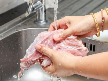 Một hành động nhỏ khi nấu thịt khiến vi khuẩn tăng gấp 15 lần, nhiều nhà vẫn vô tư nấu cho con ăn
