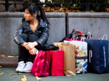 Người vợ trẻ ở Hà Nội phải đi khám tâm thần sau khi tiêu sạch lương lại nợ thêm 40 triệu để mua sắm