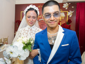 Khoác tay Cường Seven ra xe hoa, Vũ Ngọc Anh khóc sướt mướt, ôm chặt mẹ ruột không rời