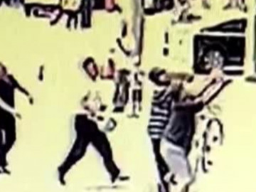 Clip: Tài xế xe buýt dùng tay không cứu sống bé trai rơi khỏi tầng 2