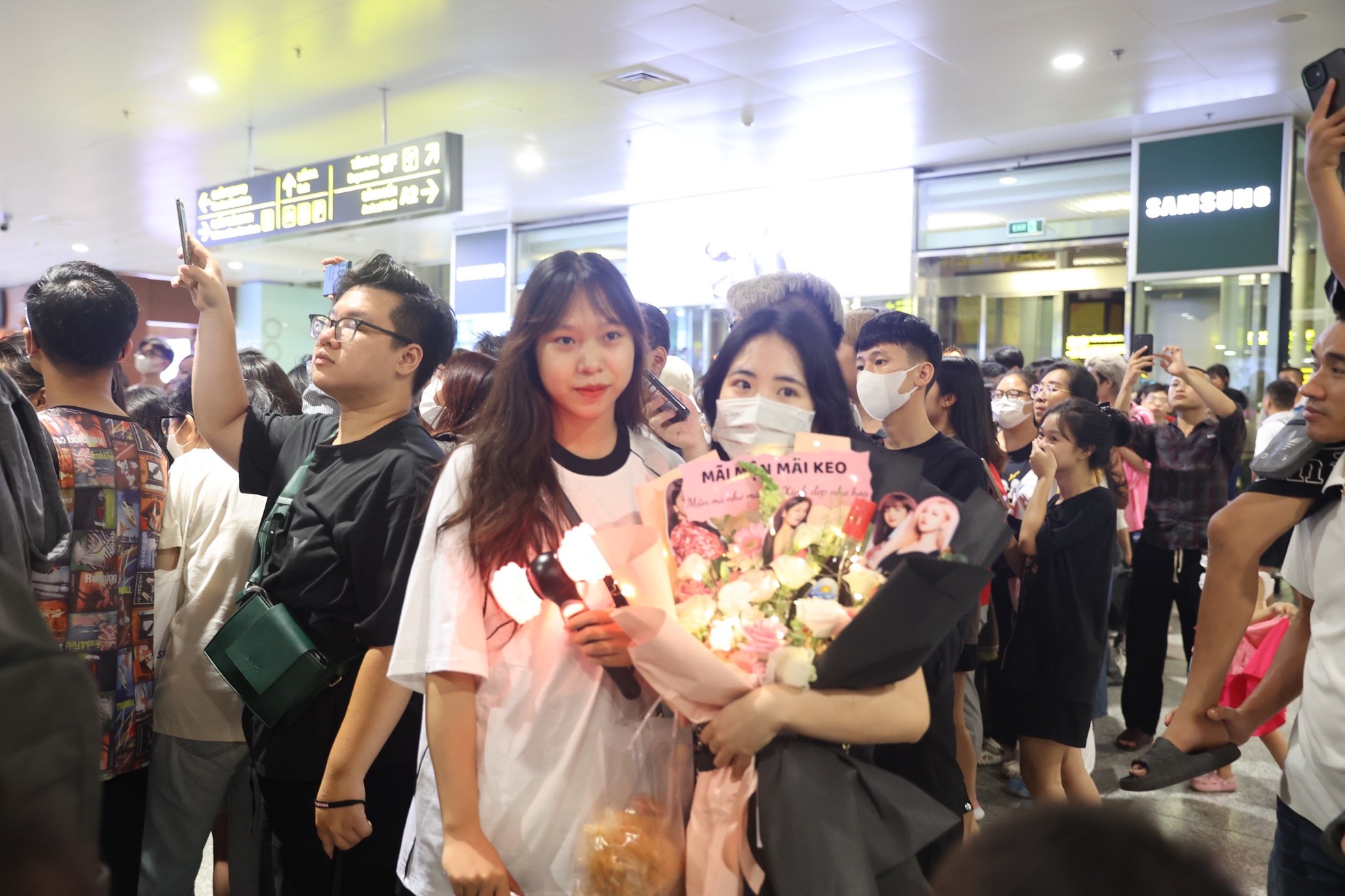 View - Hàng nghìn fan Việt đổ xô ra sân bay Nội Bài chờ BlackPink lúc nửa đêm