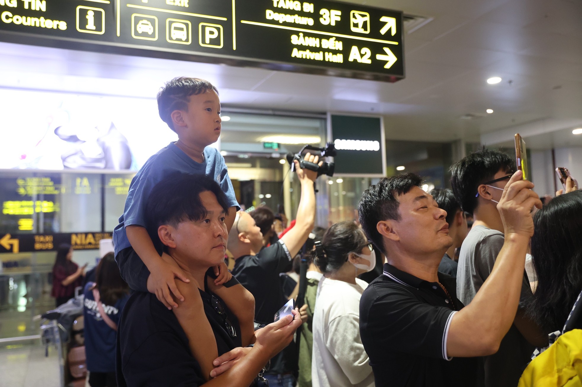 View - Hàng nghìn fan Việt đổ xô ra sân bay Nội Bài chờ BlackPink lúc nửa đêm