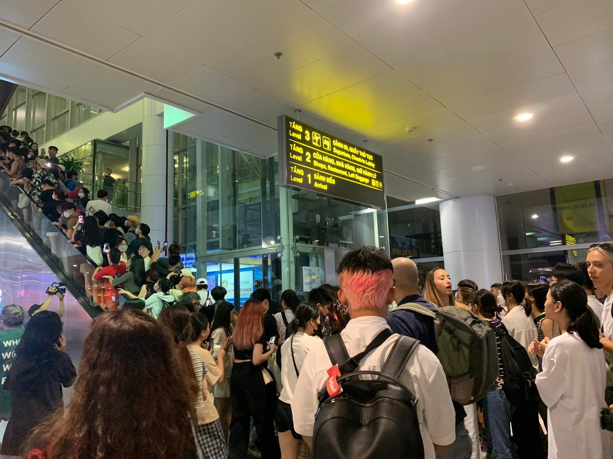 View - Hàng nghìn fan Việt đổ xô ra sân bay Nội Bài chờ BlackPink lúc nửa đêm