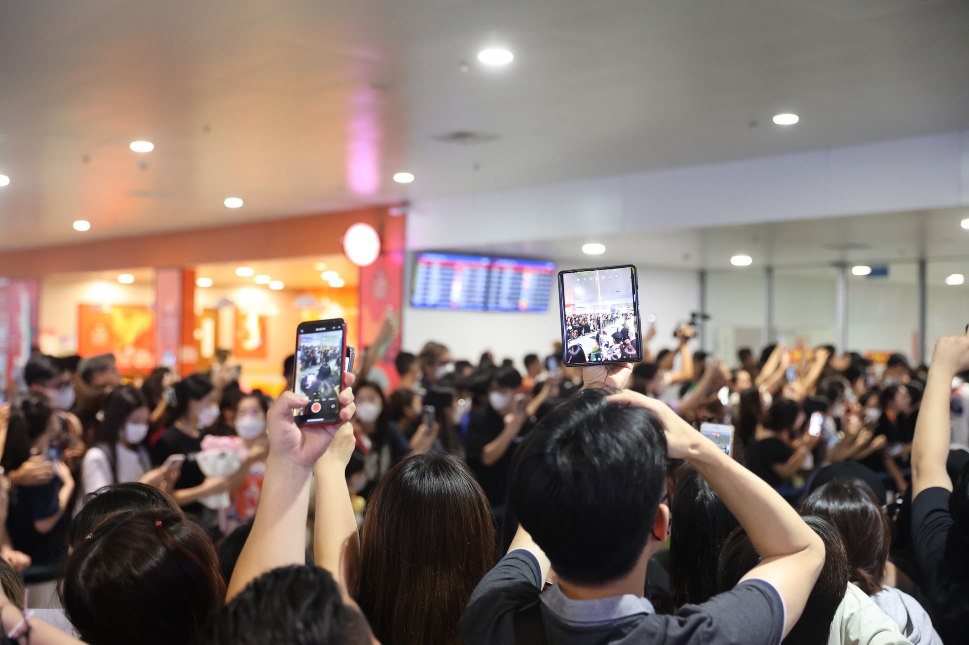 View - Hàng nghìn fan Việt đổ xô ra sân bay Nội Bài chờ BlackPink lúc nửa đêm