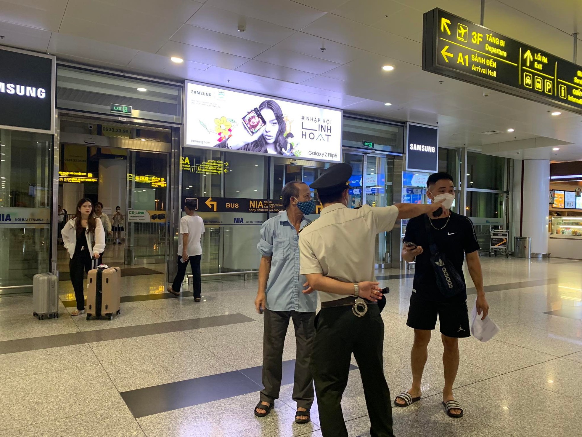 View - Hàng nghìn fan Việt đổ xô ra sân bay Nội Bài chờ BlackPink lúc nửa đêm