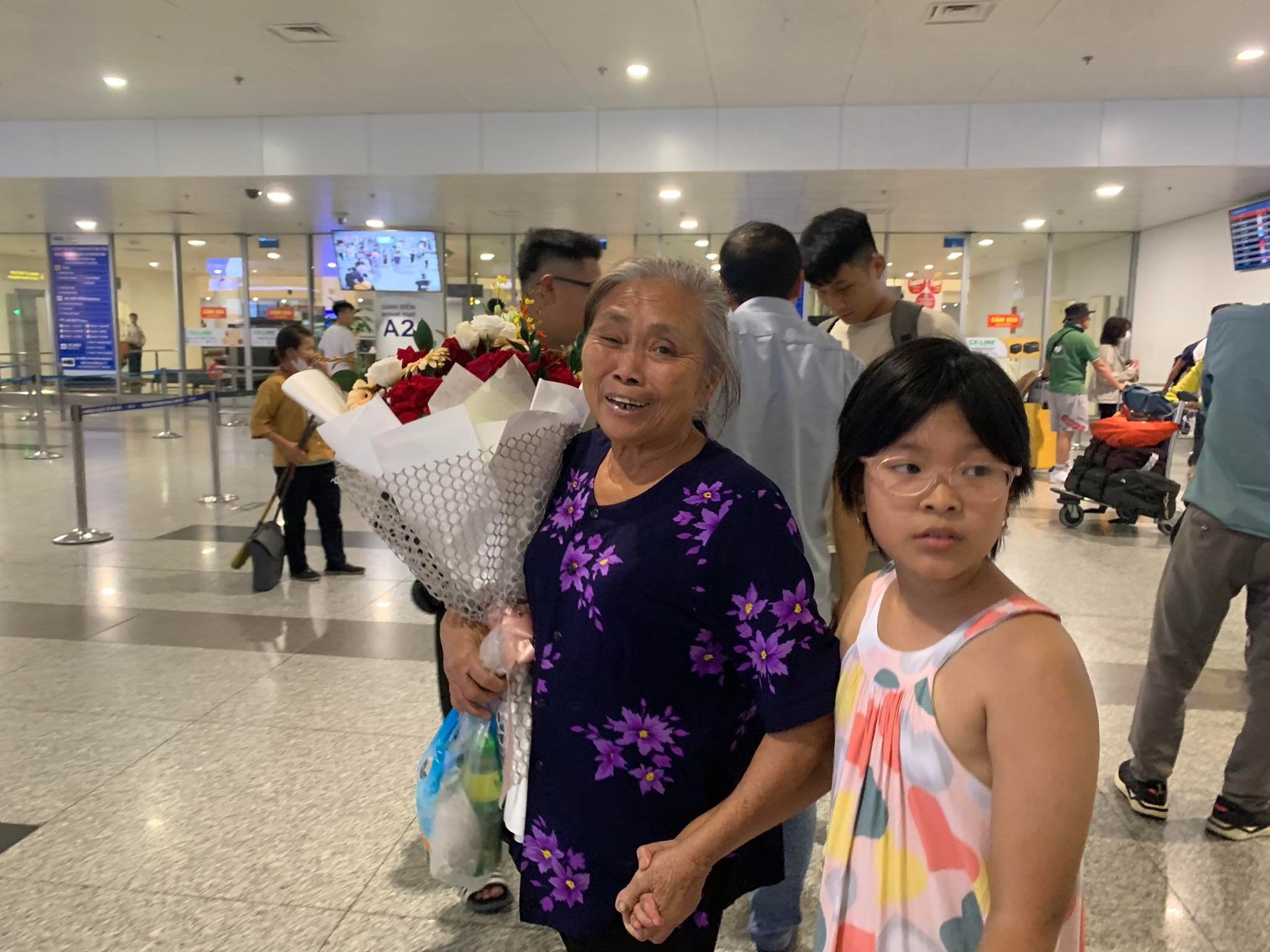 View - Hàng nghìn fan Việt đổ xô ra sân bay Nội Bài chờ BlackPink lúc nửa đêm