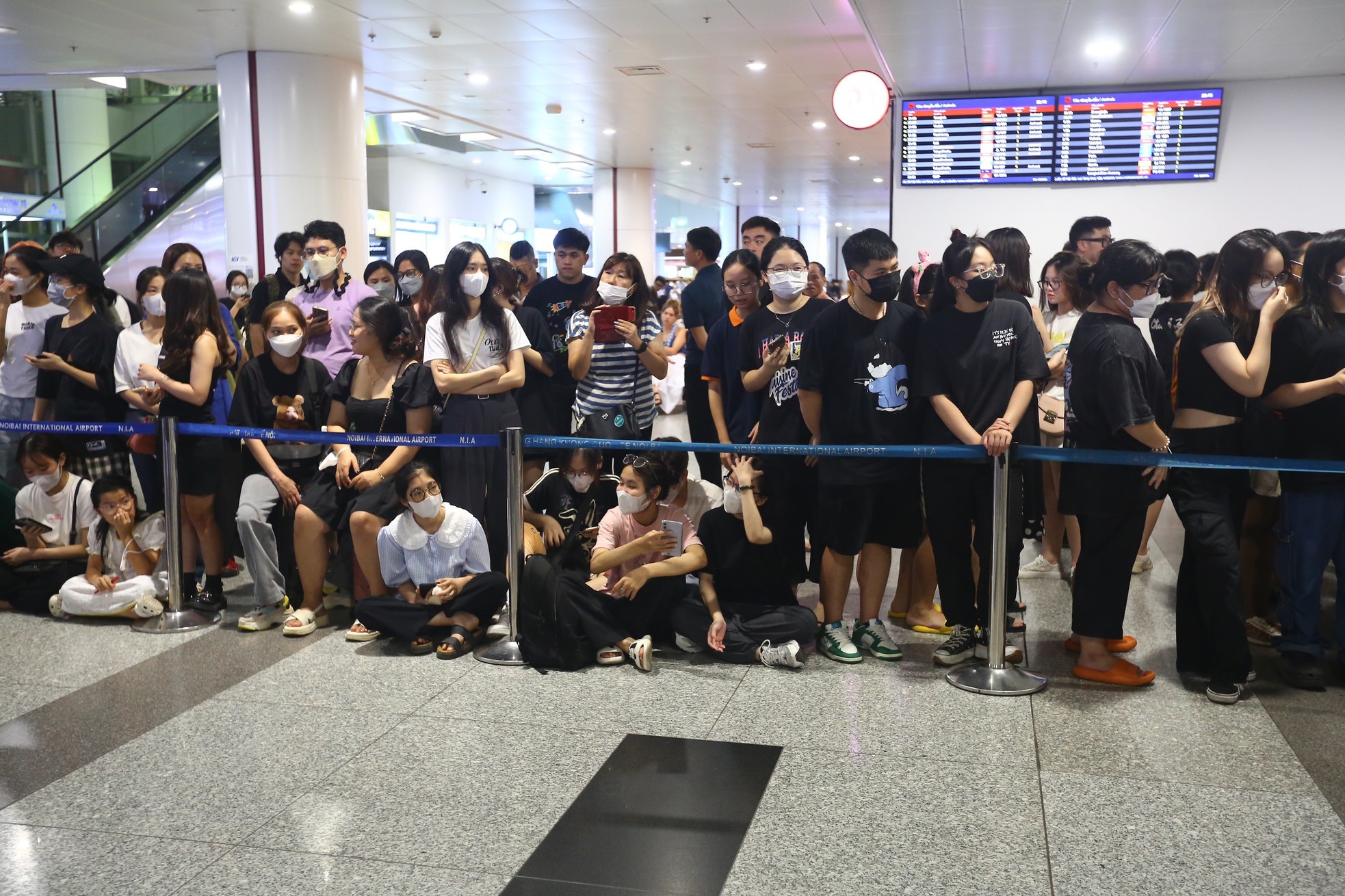 View - Hàng nghìn fan Việt đổ xô ra sân bay Nội Bài chờ BlackPink lúc nửa đêm