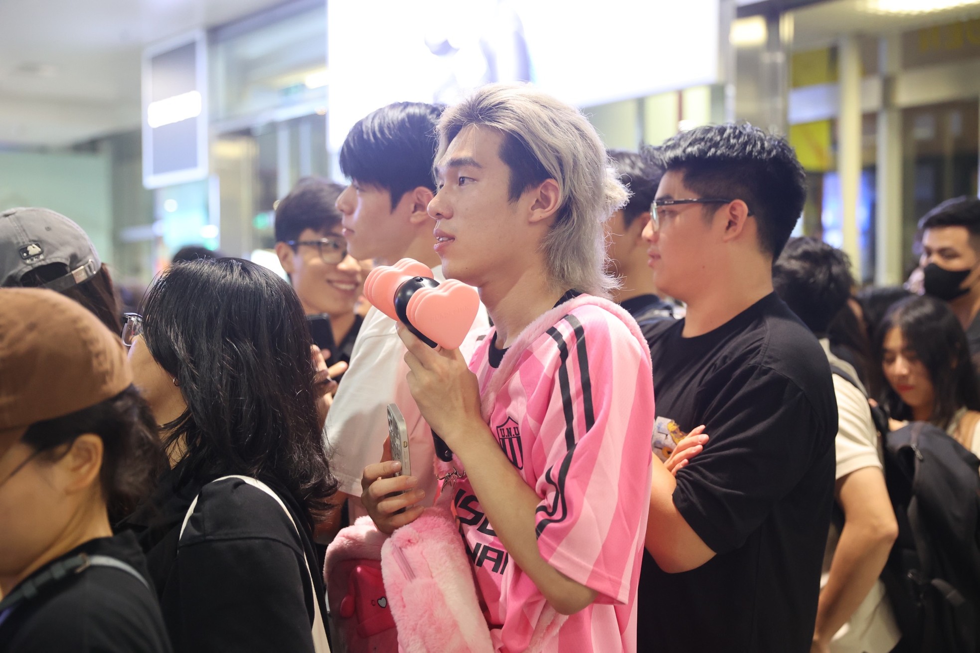 View - Hàng nghìn fan Việt đổ xô ra sân bay Nội Bài chờ BlackPink lúc nửa đêm