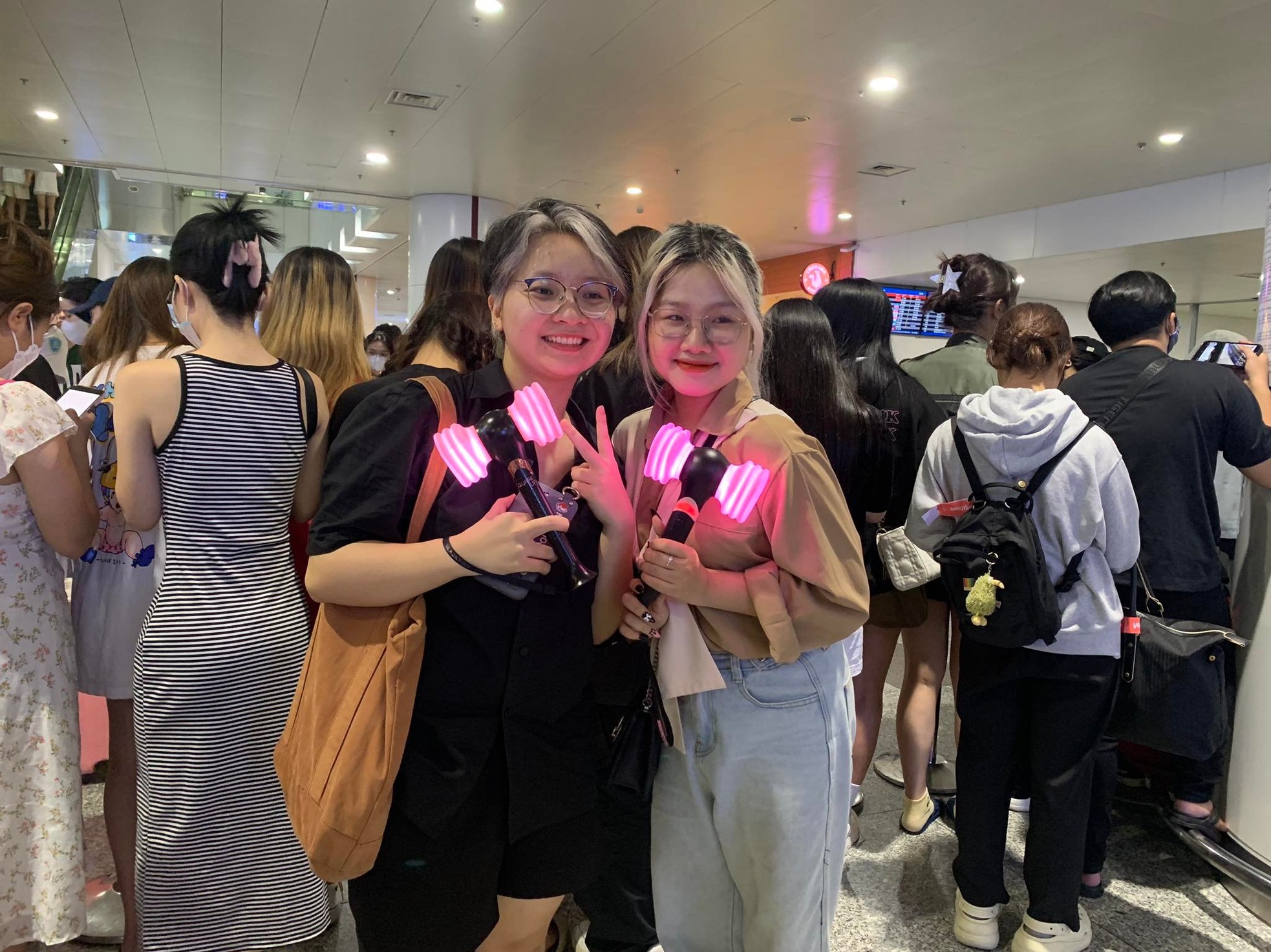 View - Hàng nghìn fan Việt đổ xô ra sân bay Nội Bài chờ BlackPink lúc nửa đêm