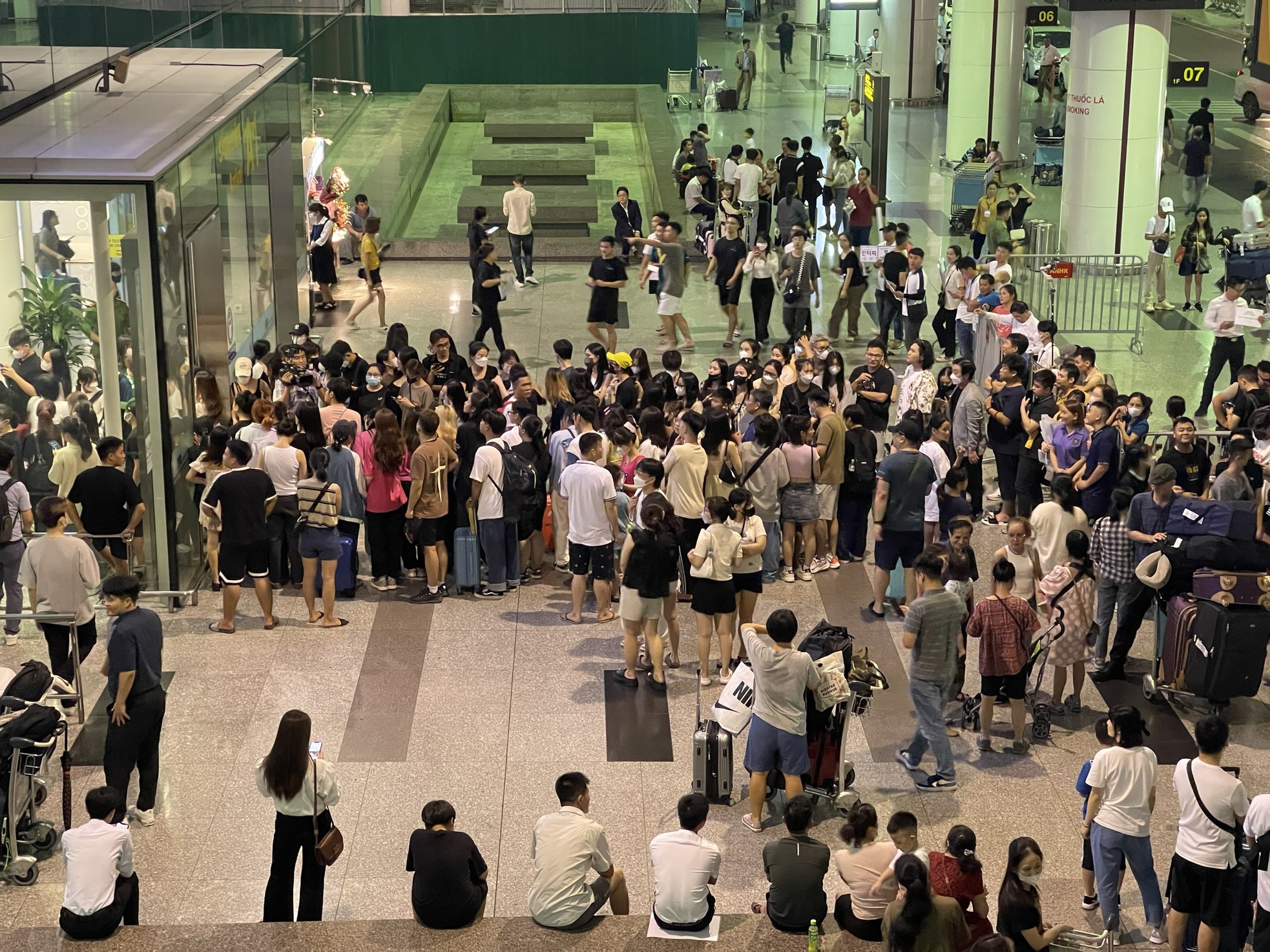 View - Hàng nghìn fan Việt đổ xô ra sân bay Nội Bài chờ BlackPink lúc nửa đêm