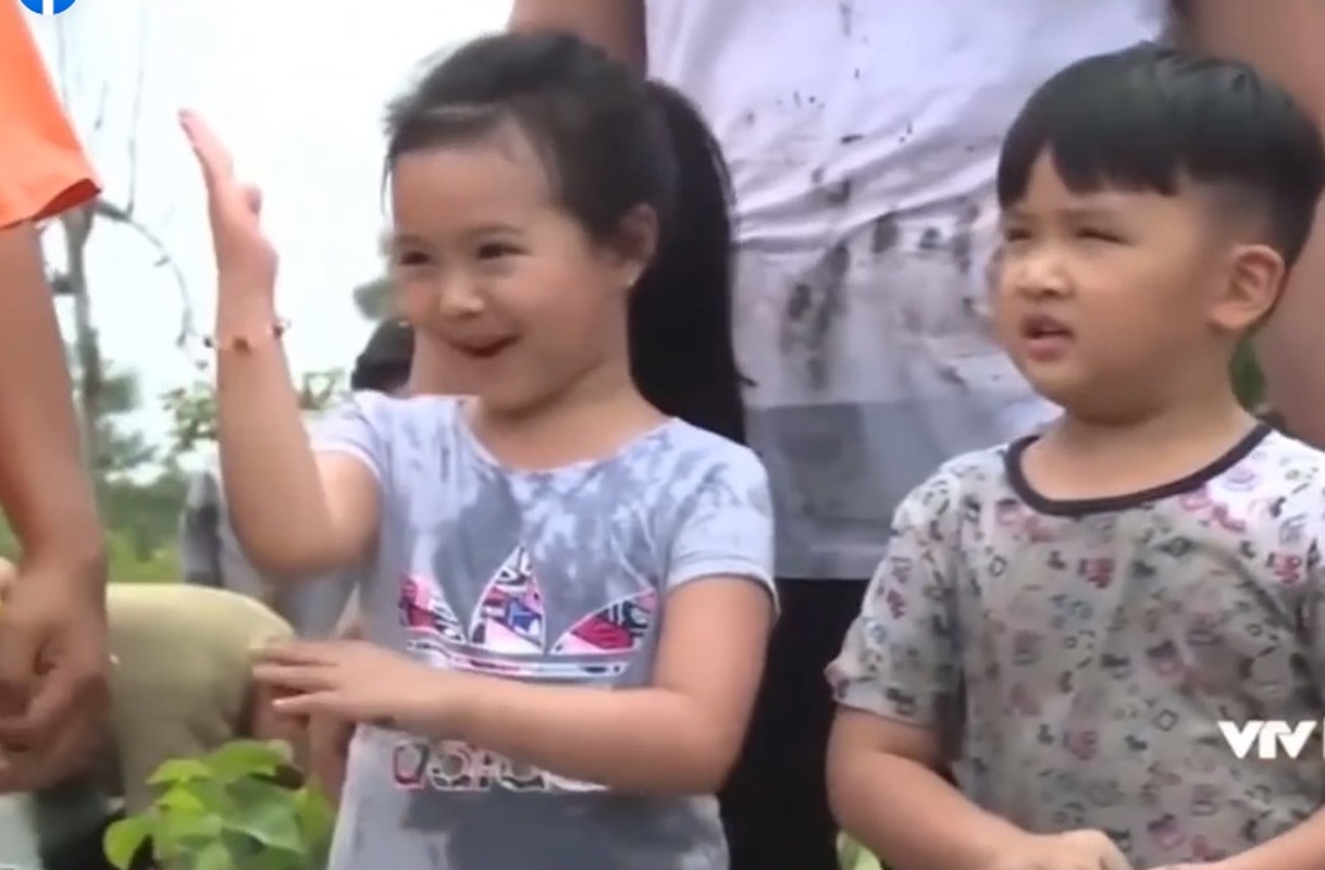 View - Bé Kitty của "Bố ơi mình đi đâu thế?” lớn bổng sau 6 năm