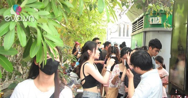 View - Sắp diễn ra đêm nhạc BlackPink: Gửi xe máy 50.000 đồng/chiếc, fan mướt mồ hôi, nghỉ chân chật kín nhà vệ sinh công cộng