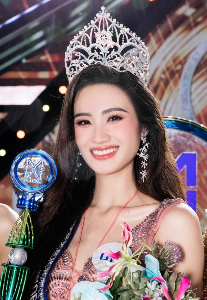 View - Bạn trai HH Ý Nhi tuyên bố: Chúng tôi không đơn thuần là tình cảm, nàng hậu bị soi sánh đôi cùng người đàn ông lạ