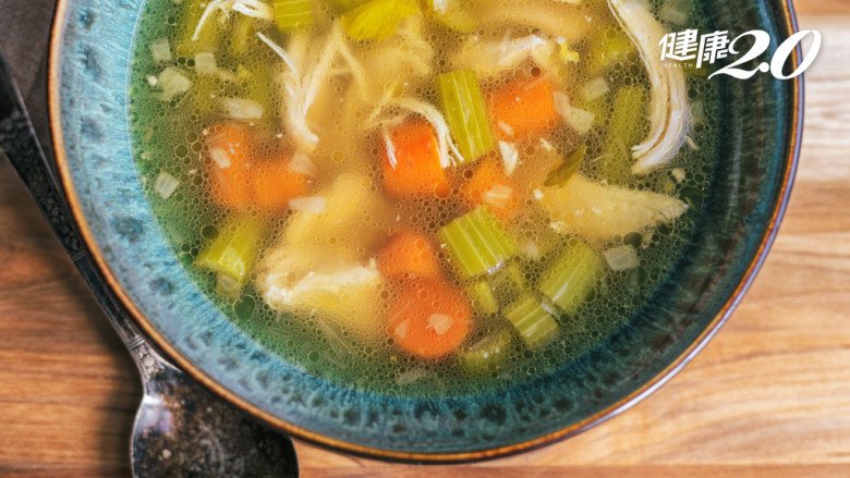 Lớp váng dầu mỡ trên canh không nên vớt ra khi đang nấu, nếu muốn bớt dầu chỉ nên vớt ra ngay trước khi ăn. (Ảnh minh họa)