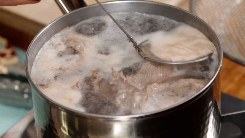 Lớp bọt xuất hiện lần đầu nên vớt ra nhưng lớp bọt xuất hiện lần sau nên giữ lại. (Ảnh minh họa)