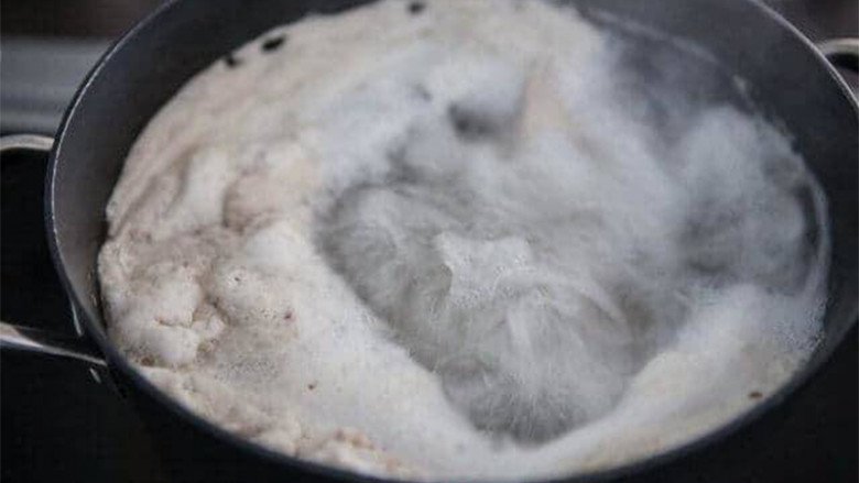 Lớp bọt trong nước xương, nước luộc thịt chủ yếu là protein. (Ảnh minh họa)