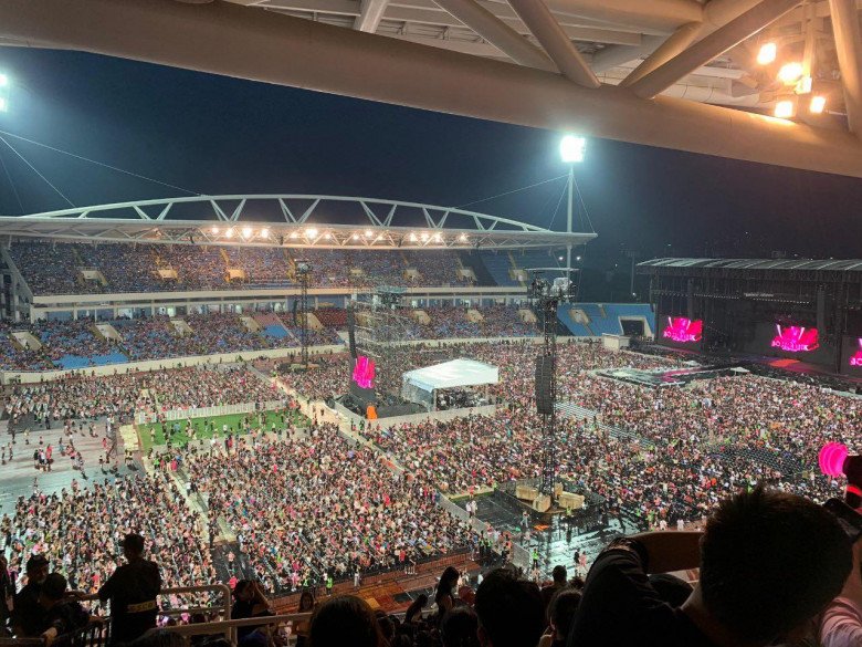 View - Sao Việt đu concert Blackpink: Khánh Thi bế bụng dắt theo 2 con nhỏ, bà xã Mạnh Trường đội mưa ướt đẫm