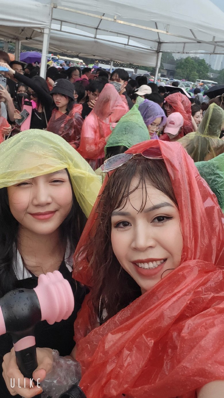 View - Sao Việt đu concert Blackpink: Khánh Thi bế bụng dắt theo 2 con nhỏ, bà xã Mạnh Trường đội mưa ướt đẫm