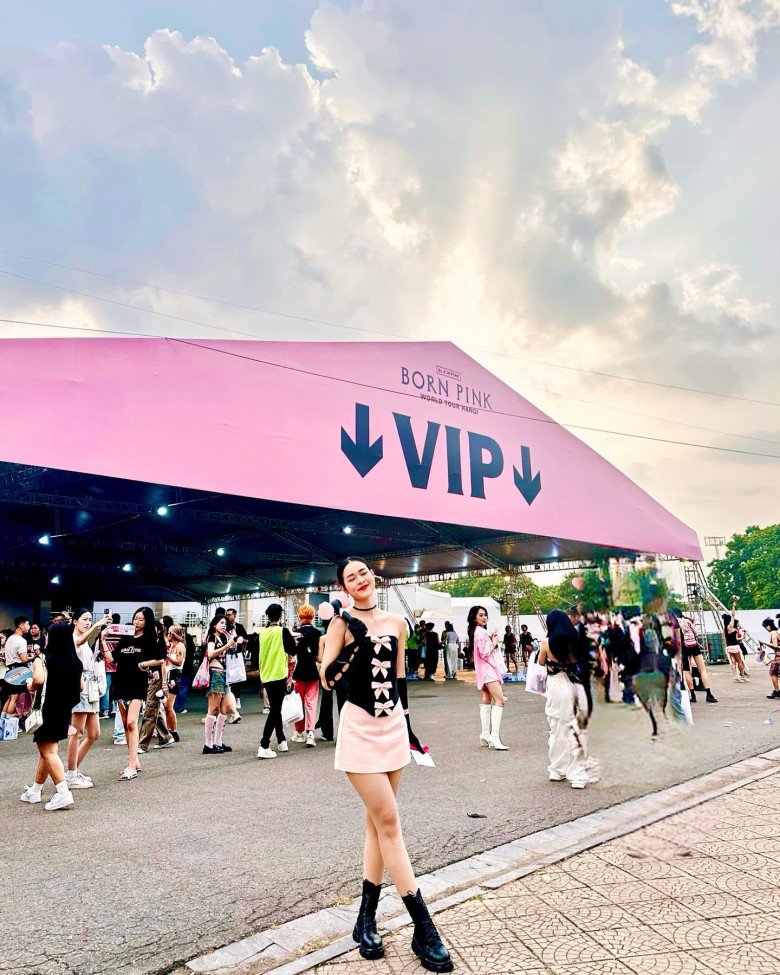 View - Sao Việt đu concert Blackpink: Khánh Thi bế bụng dắt theo 2 con nhỏ, bà xã Mạnh Trường đội mưa ướt đẫm