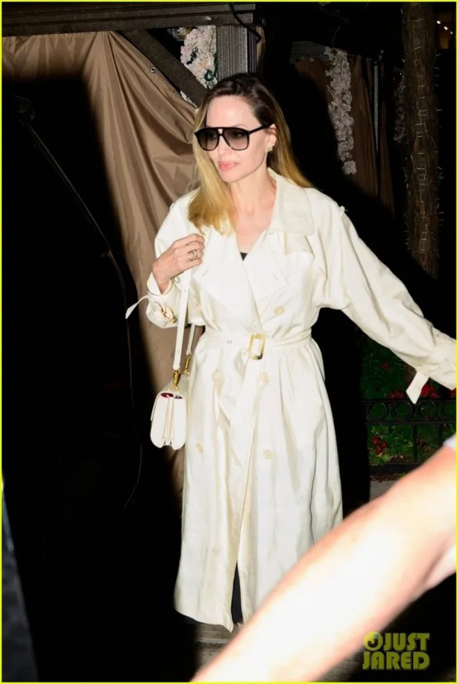 View - Angelina - sành điệu đi ăn nhà hàng, con trai nuôi gốc Việt đánh cắp sự chú ý của mẹ