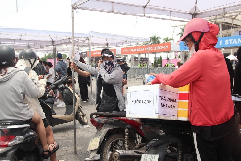 View - Sát giờ G BLACKPINK: Xuất hiện nhiều con buôn bủa vây SVĐ Mỹ Đình, bán giá cắt cổ vẫn đông khách, thu lãi cả triệu đồng