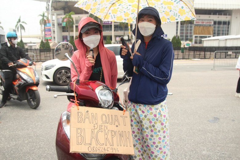 View - Sát giờ G BLACKPINK: Xuất hiện nhiều con buôn bủa vây SVĐ Mỹ Đình, bán giá cắt cổ vẫn đông khách, thu lãi cả triệu đồng