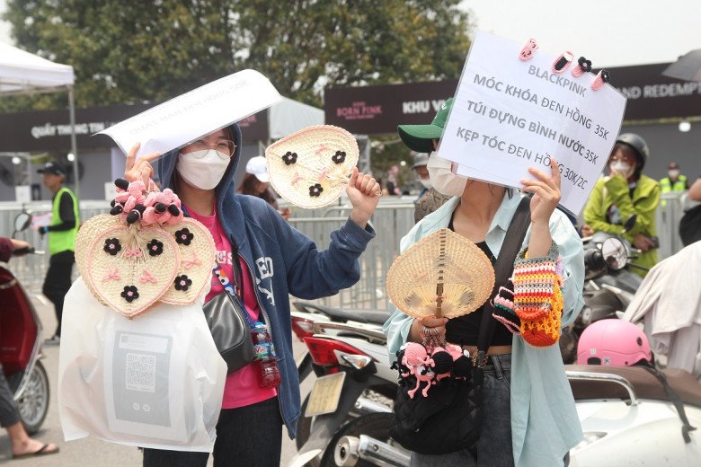 View - Sát giờ G BLACKPINK: Xuất hiện nhiều con buôn bủa vây SVĐ Mỹ Đình, bán giá cắt cổ vẫn đông khách, thu lãi cả triệu đồng