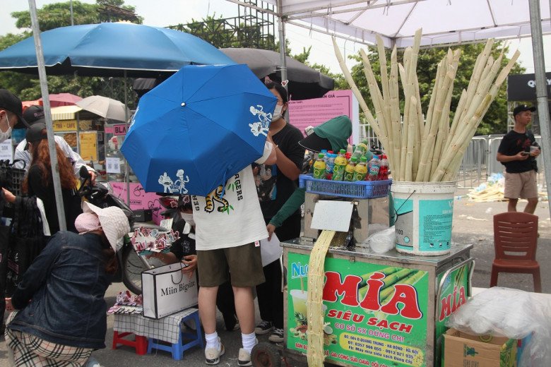 View - Sát giờ G BLACKPINK: Xuất hiện nhiều con buôn bủa vây SVĐ Mỹ Đình, bán giá cắt cổ vẫn đông khách, thu lãi cả triệu đồng