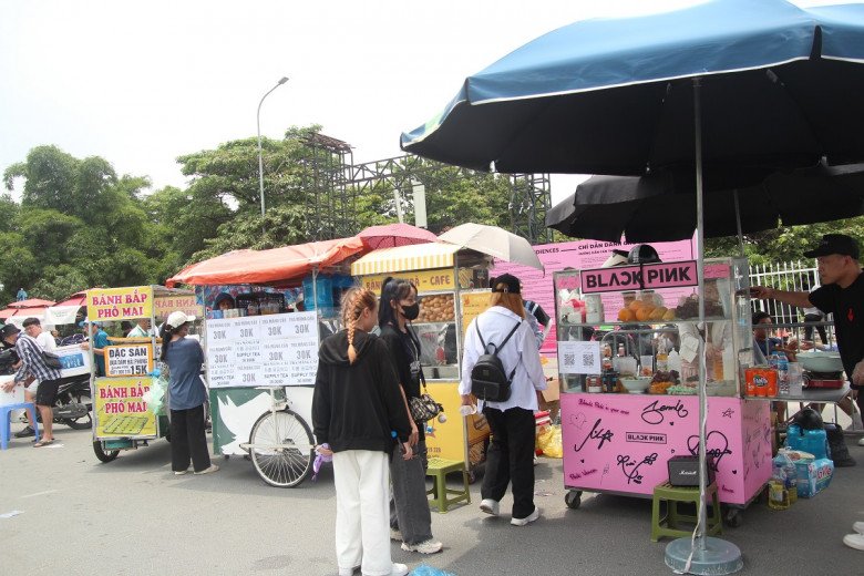 View - Sát giờ G BLACKPINK: Xuất hiện nhiều con buôn bủa vây SVĐ Mỹ Đình, bán giá cắt cổ vẫn đông khách, thu lãi cả triệu đồng