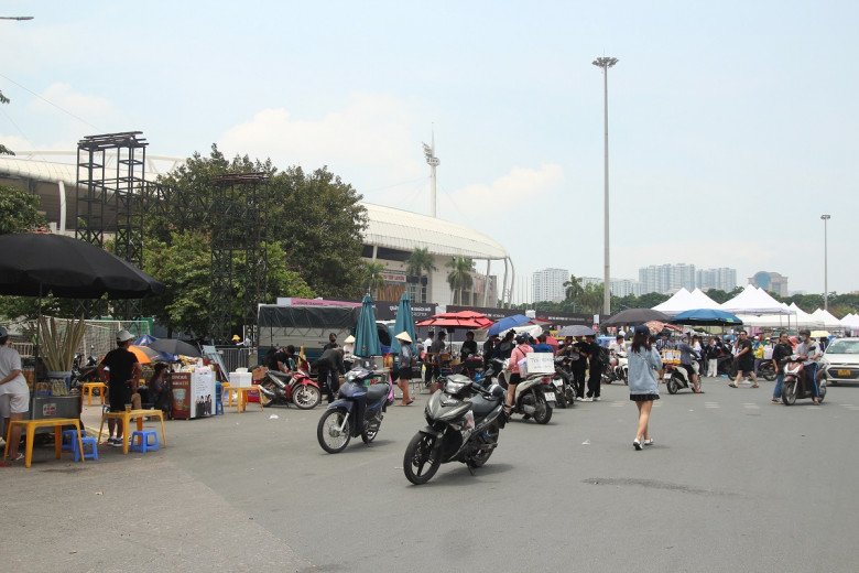 View - Sát giờ G BLACKPINK: Xuất hiện nhiều con buôn bủa vây SVĐ Mỹ Đình, bán giá cắt cổ vẫn đông khách, thu lãi cả triệu đồng