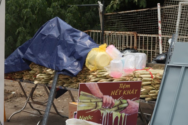 View - Sát giờ G BLACKPINK: Xuất hiện nhiều con buôn bủa vây SVĐ Mỹ Đình, bán giá cắt cổ vẫn đông khách, thu lãi cả triệu đồng