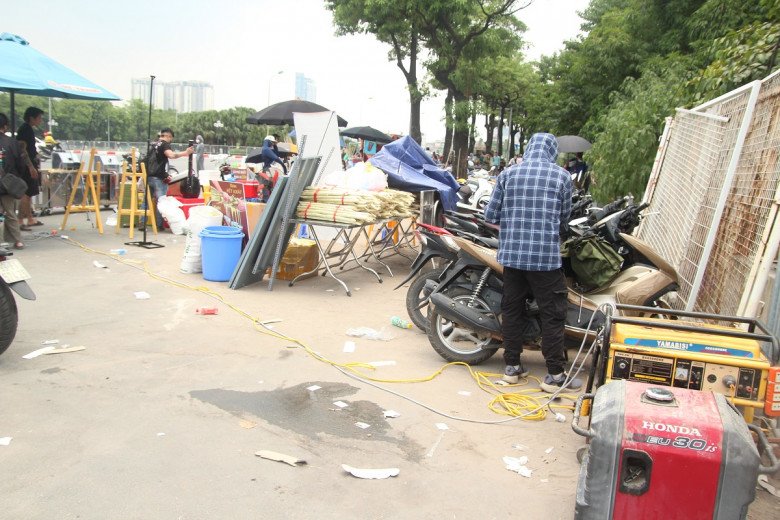 View - Sát giờ G BLACKPINK: Xuất hiện nhiều con buôn bủa vây SVĐ Mỹ Đình, bán giá cắt cổ vẫn đông khách, thu lãi cả triệu đồng